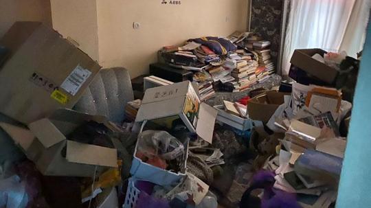 Kötü koku gelen evden 1 ton atık çıktı