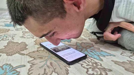 Burnu ile cep telefonu kullanan 'serebral palsili' Osman’ın hedefi kitap yazmak