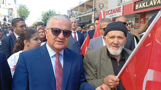 Atatürk'ün sesine benzeyen sesiyle tanınan emekli postacı, Onuncu Yıl Nutku'nu okudu