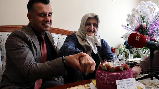 Çocukluğundan beri doğum günü kutlanmayan 85 yaşındaki Asuman Atasever’e pastalı sürpriz