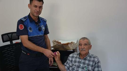 Kıbrıs gazisi bulduğu poşet içindeki altınları zabıtaya teslim etti