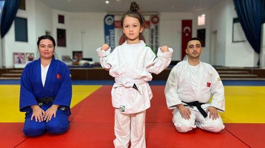 6 yaşındaki Miray sayesinde anne ve babası judoya başladı