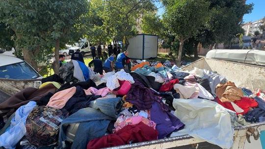 Avcılar'da bodrum katta biriktirilen kıyafetler ceza korkusuyla sokağa bırakıldı, çevredekiler kapıştı