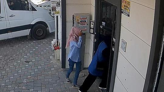 Yüzlerini eşarpla gizleyip girdikleri apartman dairesinden para ve altın çaldılar