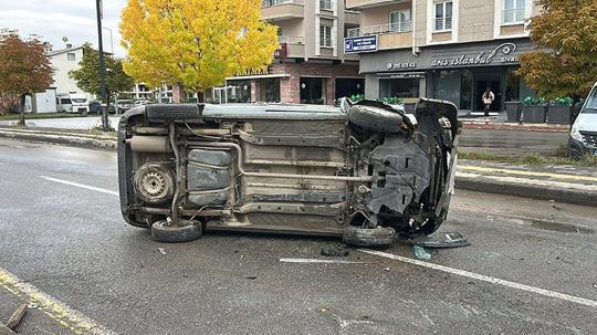 Sivas'ta hafif ticari araç devrildi: 4 yaralı