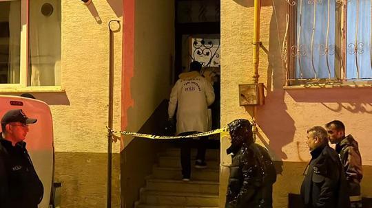 Sevgilisiyle birlikte yaşadığı evde göğsünden bıçaklanıp öldü