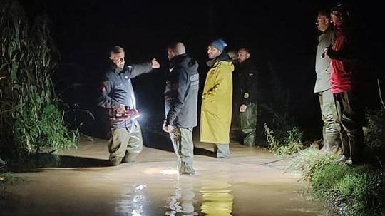 Dereye düşen cipin sürücüsü kurtuldu, kayıp 2 kişi aranıyor