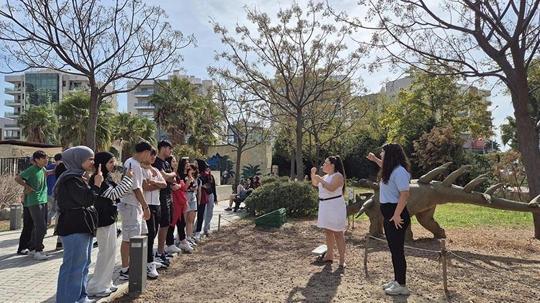 İşitme engelli gençler, İzmir'i 'Ellerin Dilinden Öyküler' ile keşfetti