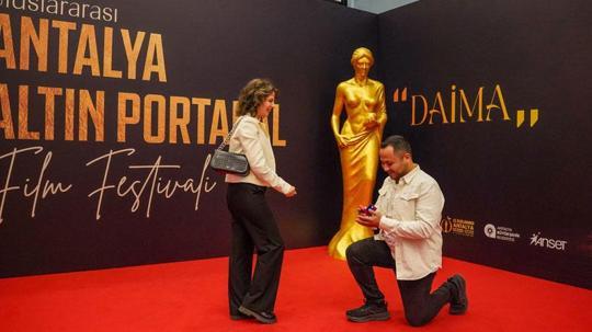 Altın Portakal'da 'film' gibi evlilik teklifi