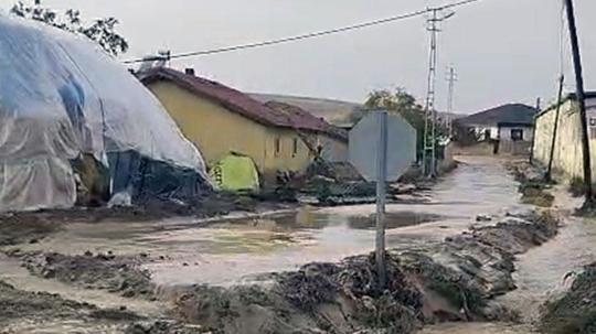 Aksaray’da etkili olan sağanak, su baskınlarına neden oldu
