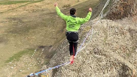 120 metre genişliğinde 60 metre derinliğindeki kanyonda halat üzerinde yürüyüş