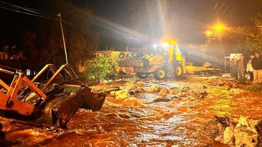Antalya'da kuvvetli sağanak, sel ve su baskınlarına neden oldu