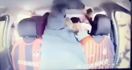 Taksi şoförünün, şüphelinin tüfeğini almaya çalıştığı anlar araç içi kamerasında