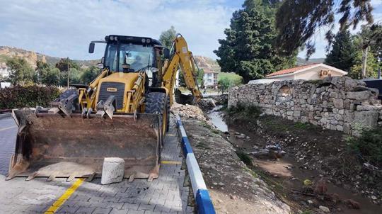 Foçada selin izleri siliniyor