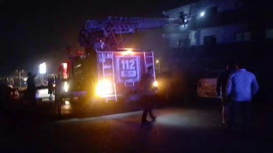 Apartmanın altındaki oto galeri yandı; binadan kaçmaya çalışan 2 kişi öldü, 14 kişi dumandan etkilendi