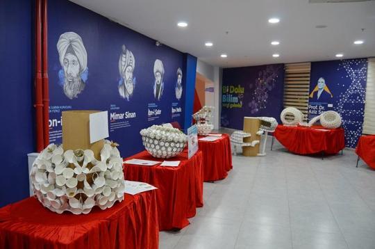 Atık malzemeler öğrencilerin elinde can dostlara yuva oldu