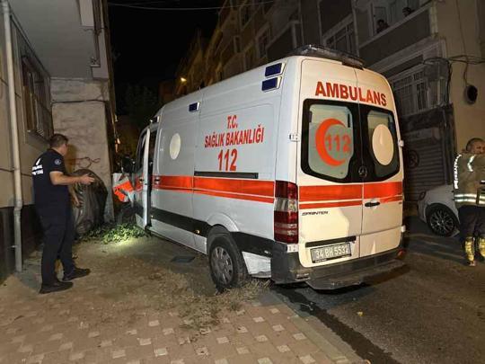 Bayrampaşa’da hasta taşıyan ambulans ile otomobil çarpıştı: 3 yaralı