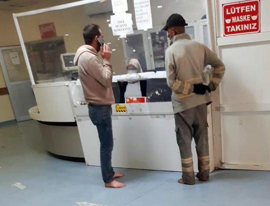 Hastanenin acil girişine çamurlu ayakkabılarını çıkararak girdiler