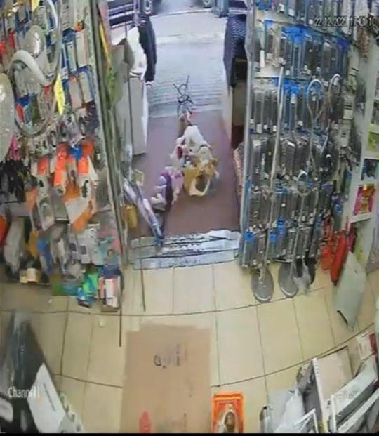 Husumetlisinin tabancasından çıkan kurşunlardan mağazaya sığınarak kurtuldu; o anlar kamerada