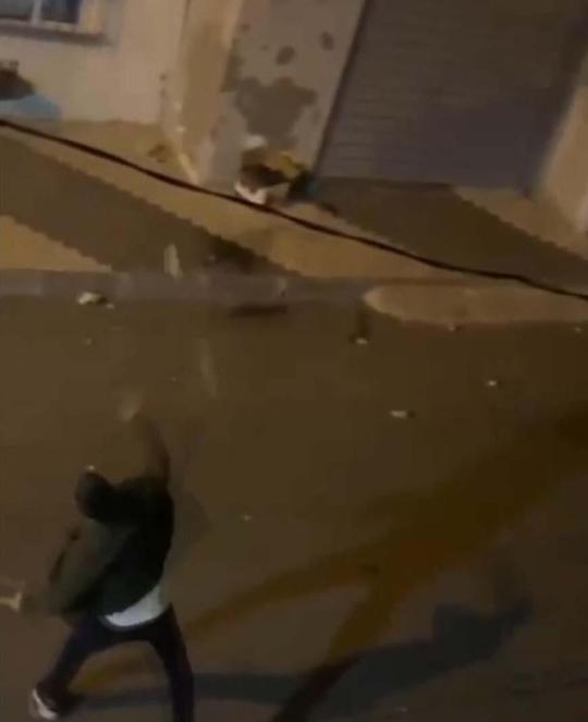 Arnavutköyde mahalledeki taşlı sopalı kavga kamerada