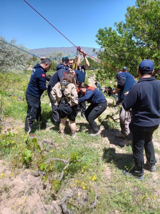 Kapadokyada sıcak hava balonu, kayalıklara zorunlu iniş yaptı