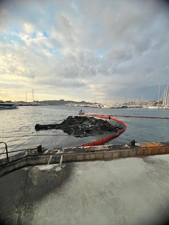 Bodrumdaki yat yangını sonrası temizlik ve enkaz kaldırma çalışması başlatıldı