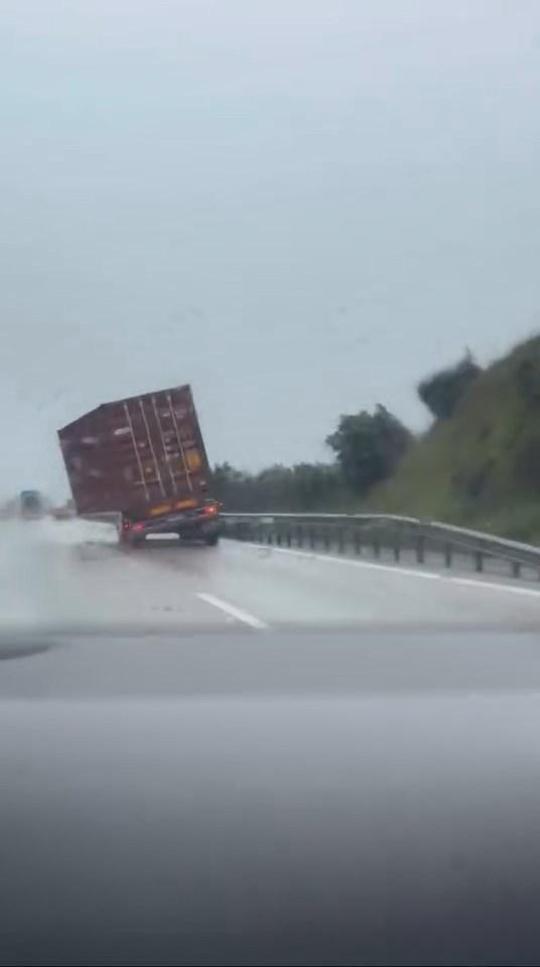 Çatıdan kopan yalıtım malzemesi caddeye düştü; o anlar kamerada