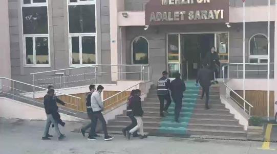 Kendilerini polis olarak tanıttıkları kadını, 1 hafta arayla 2 kez dolandıran 5 şüpheli tutuklandı