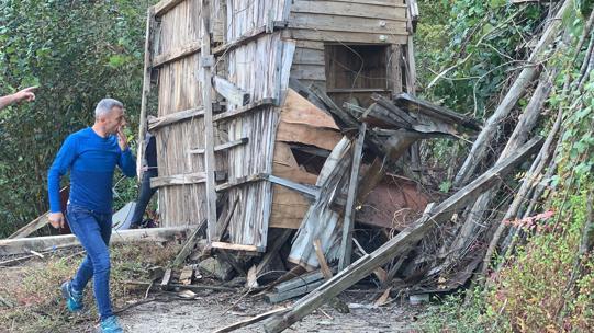 Arı kovanlarının bulunduğu ahşap yapı devrildi; 2 ölü, 1 yaralı