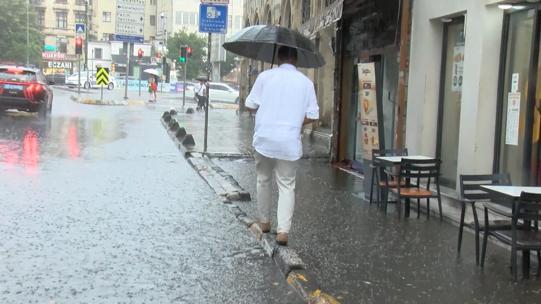 İstanbulda sağanak yağmur: Caddeler su içinde kaldı, trafik durdu, pazar esnafı zor anlar yaşadı