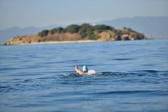 İstanbul’da yüzücüler, otizm farkındalığı için 5 kilometre kulaç attı