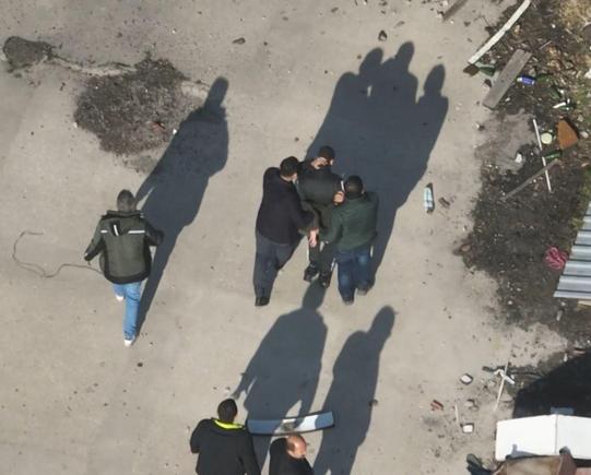 Tartıştığı babasını bıçaklayarak öldürdü; işletmenin çatısında yakalandı