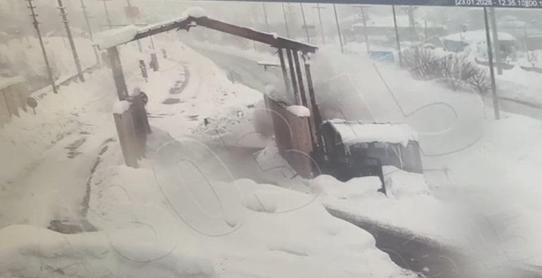 Bitliste 4 polisin yaralandığı kaza kamerada