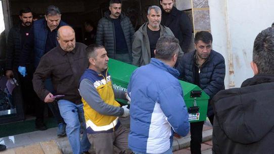 Tartıştığı babasını boğazını keserek öldürdü