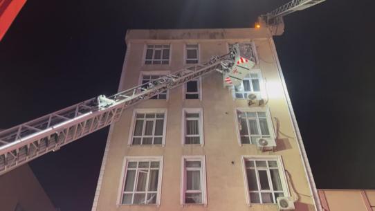 Küçükçekmecede 5 katlı otelin teras katında yangın; 2 kişi dumandan etkilendi