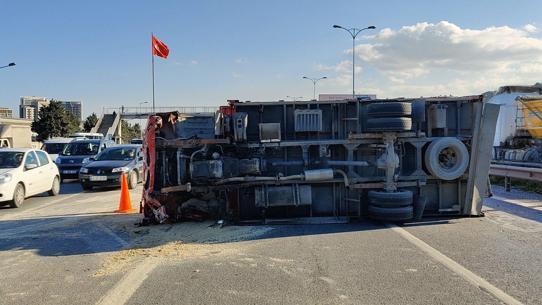 Bayrampaşada otomobilin çarptığı kamyon devrildi; 1i çocuk 7 yaralı