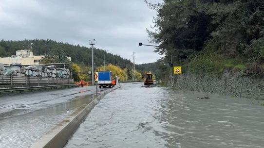 Eyüpsultan’da yağışın ardından göle dönen yol havadan görüntülendi