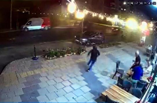 Tantunicide oturan site yöneticisi silahlı saldırıda yaralandı; olay anı kamerada