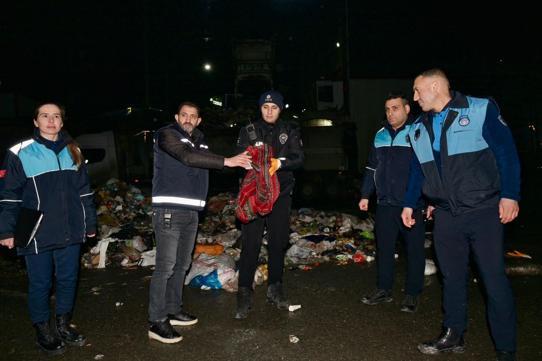 Esenyurtta çöpte bulunan 1 milyon 200 bin liralık altın sahibine teslim edildi