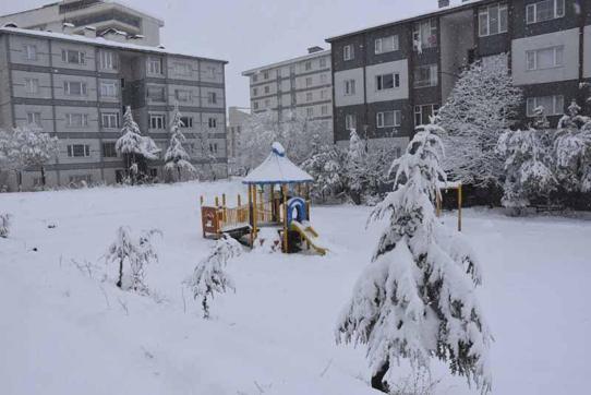 Kar yağışı tüm yurdu etkiledi; yollar kapandı, okullar tatil edildi