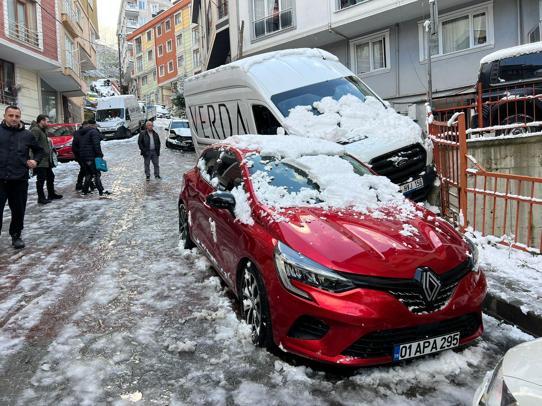 Kağıthane’de karlı yolda kayıp 5 araca çarptı; motokurye ölümden döndü taksici alkollü çıktı