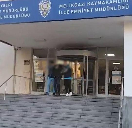 Tartıştığı babasını bıçaklayarak öldürdü; işletmenin çatısında yakalandı