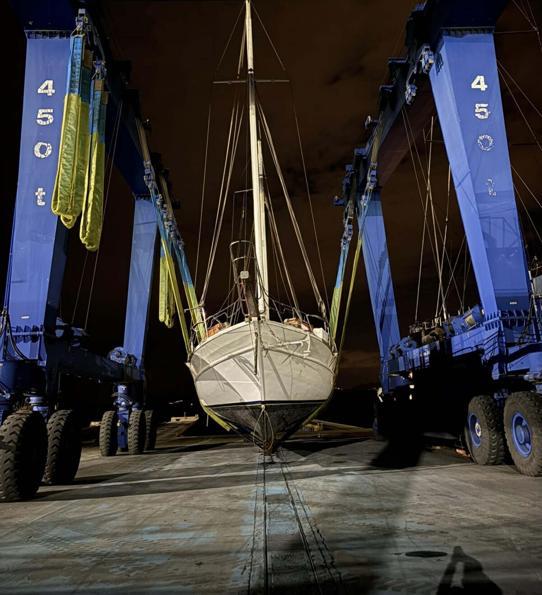 Su alan içinde 3 kişinin bulunduğu tekne, kurtarıldı