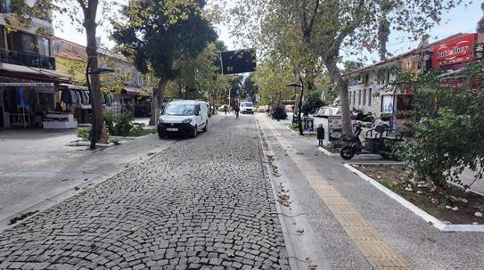 Foçada selin izleri siliniyor