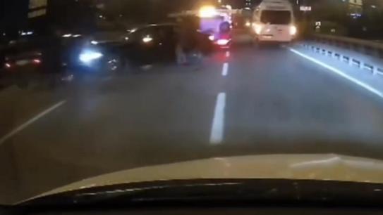 Maltepede dört aracın karıştığı zincirleme kaza: 1i ağır 4 yaralı