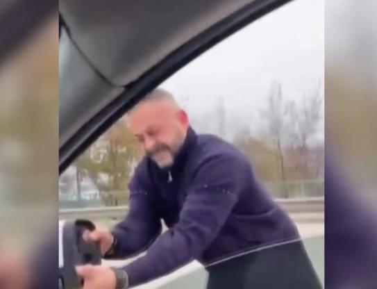 Trafikte takip edip sıkıştırdığı belediye meclis üyesinin otomobiline saldırdı; o anlar kamerada