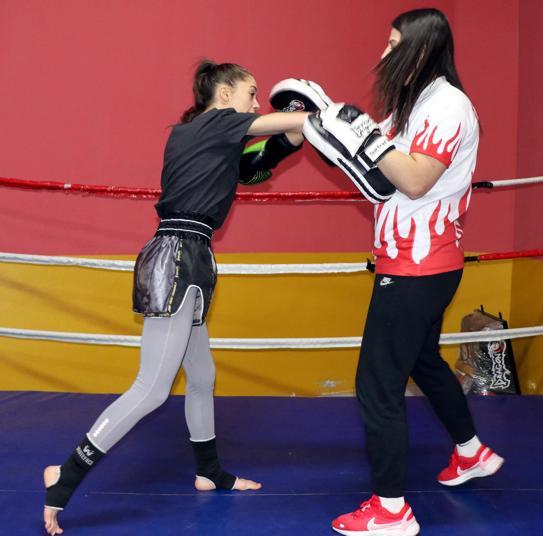 Kilo almak için geldiği fitness salonunda muaythaiye başlayan Ayşe, Avrupa Şampiyonu oldu