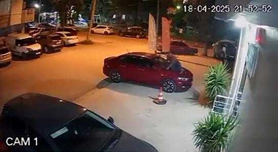 Otomobilin üzerinde zıplayıp, park halindeki araçlara zarar verdi