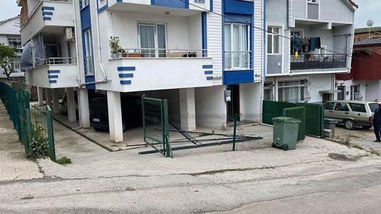 Balkona çektikleri demir profil yüksek gerilim hattına temas etti; 3 ağır yaralı