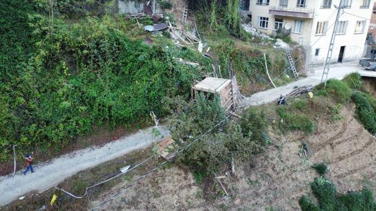 Arı kovanlarının bulunduğu ahşap yapı devrildi; 2 ölü, 1 yaralı